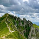 Ce site volcanique en Auvergne offre des paysages lunaires et des couleurs uniques pour une randonnée d&rsquo;automne inoubliable