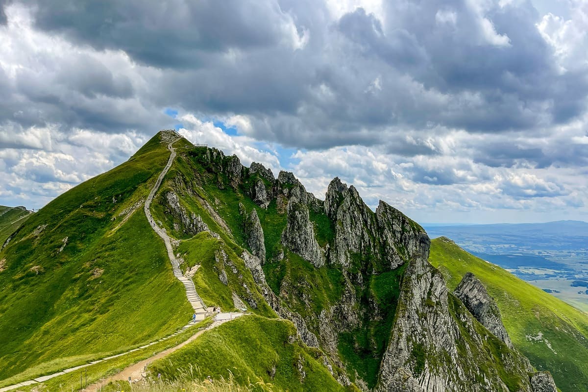 Ce site volcanique en Auvergne offre des paysages lunaires et des couleurs uniques pour une randonnée d&rsquo;automne inoubliable