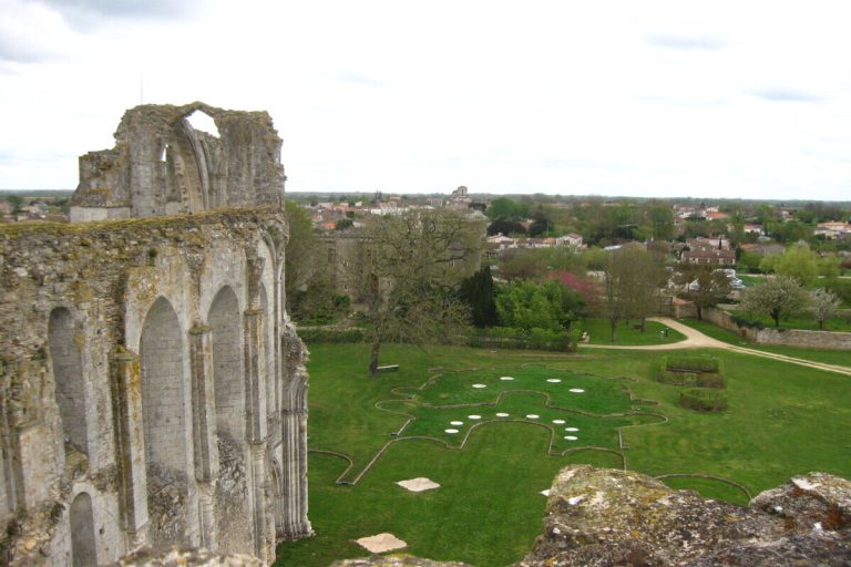 Cette abbaye de Vendée, en ruine, est le lieu où fut inventée la célèbre liqueur « Bénédictine » par un moine alchimiste