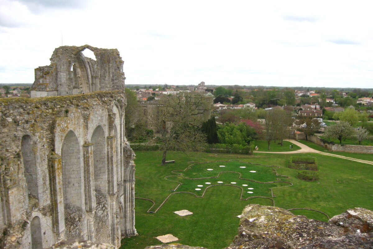Cette abbaye de Vendée, en ruine, est le lieu où fut inventée la célèbre liqueur « Bénédictine » par un moine alchimiste