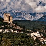Ce village de la Drôme, avec sa tour médiévale, est un belvédère exceptionnel sur la vallée du Rhône en automne 