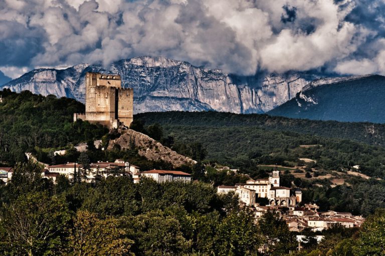 Ce village de la Drôme, avec sa tour médiévale, est un belvédère exceptionnel sur la vallée du Rhône en automne 