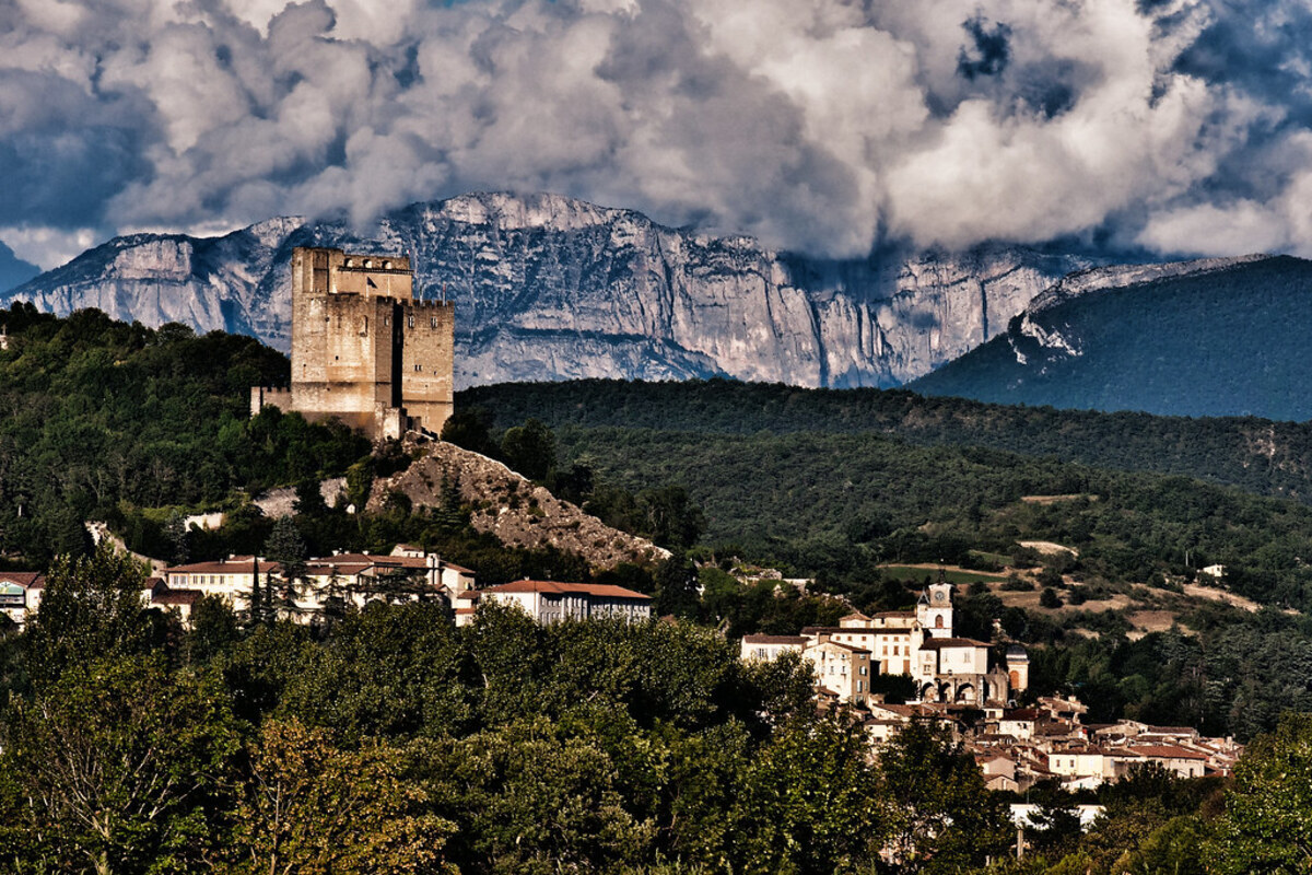 Ce village de la Drôme, avec sa tour médiévale, est un belvédère exceptionnel sur la vallée du Rhône en automne 