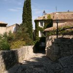 Ce village perché du Vaucluse, dominant les vignes, est une carte postale de la Provence, magique en automne 