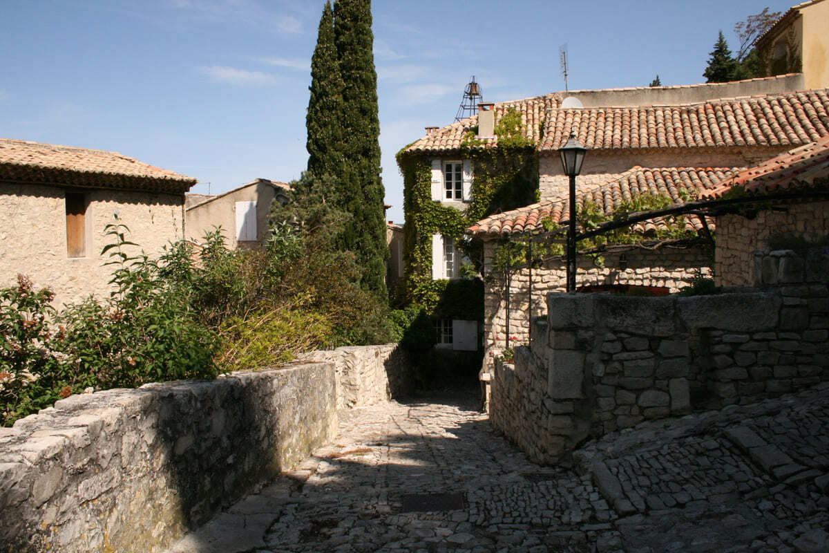 Ce village perché du Vaucluse, dominant les vignes, est une carte postale de la Provence, magique en automne 