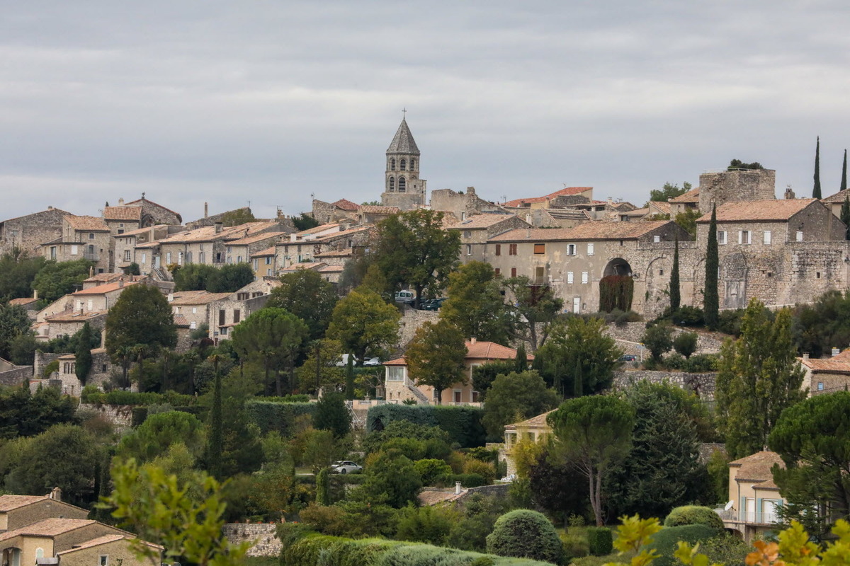 Ce village secret de la Drôme est considéré comme le plus haut village perché de France, un repaire d&rsquo;artistes et d&rsquo;artisans