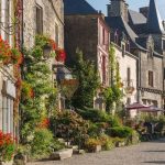 Ce village breton aux ruelles pavées est encore plus charmant sous la lumière douce de l&rsquo;automne 2025 