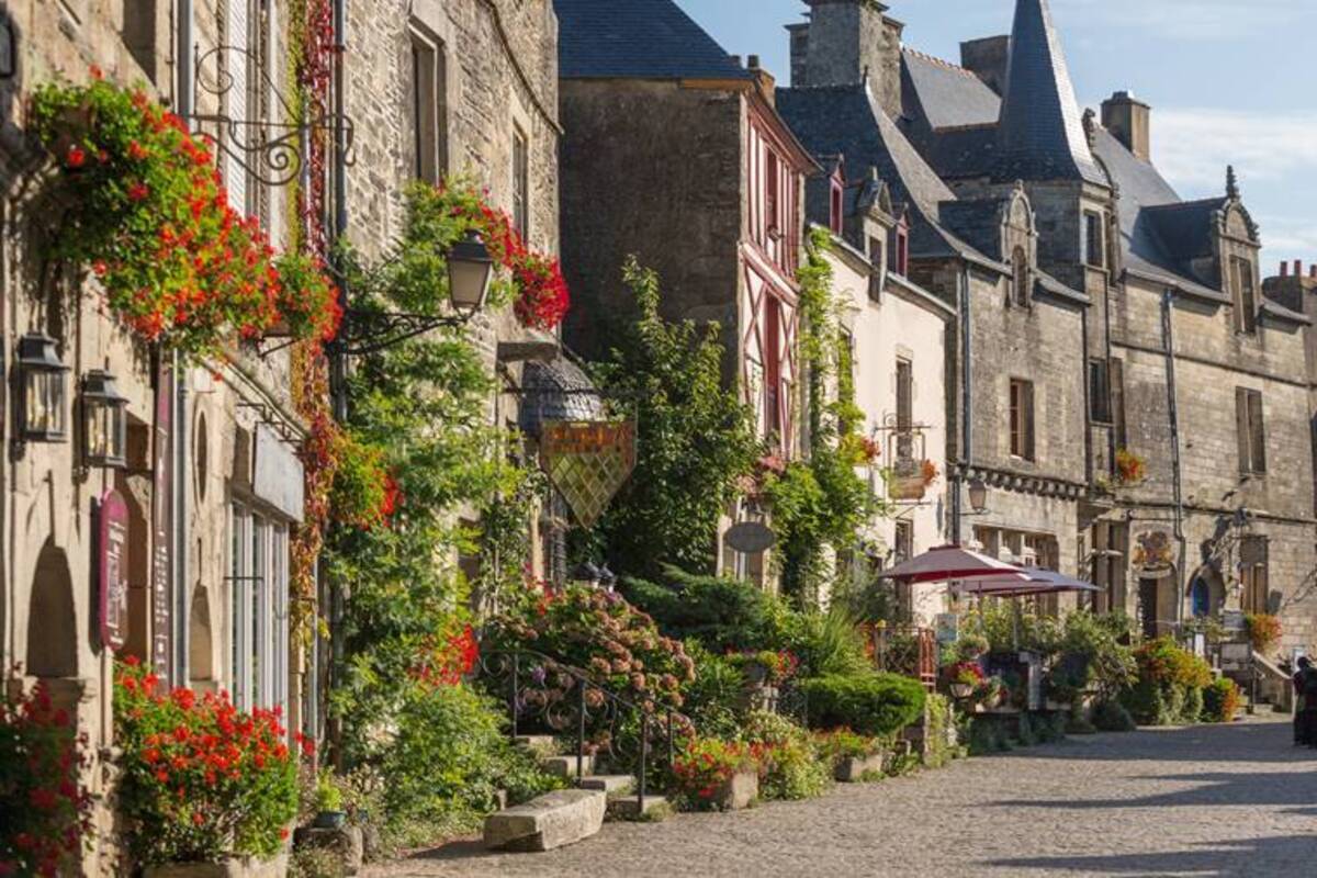 Ce village breton aux ruelles pavées est encore plus charmant sous la lumière douce de l&rsquo;automne 2025 