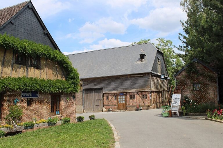 Ce village fortifié de l&rsquo;Aisne est un chef-d&rsquo;œuvre d&rsquo;architecture médiévale à découvrir dans le calme de l&rsquo;automne 