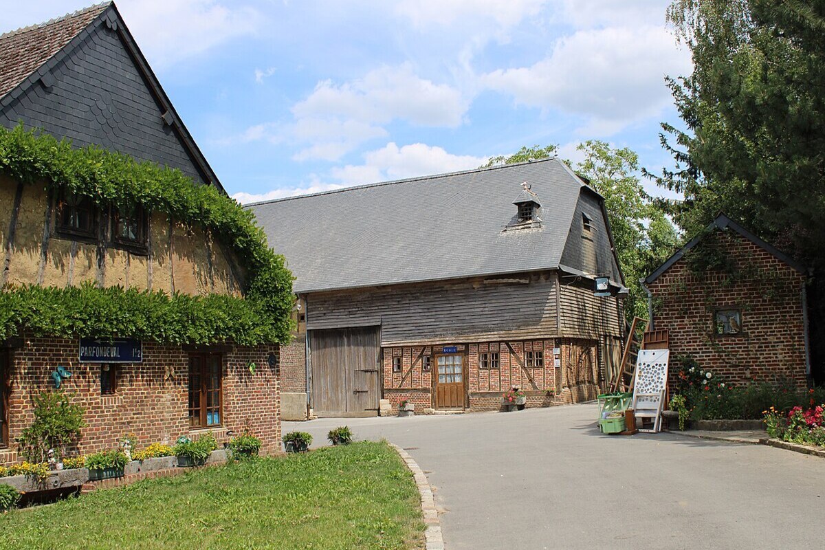 Ce village fortifié de l&rsquo;Aisne est un chef-d&rsquo;œuvre d&rsquo;architecture médiévale à découvrir dans le calme de l&rsquo;automne 