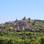 Ce village de l&rsquo;Yonne, classé parmi les plus beaux de France, est un havre de paix aux ruelles médiévales en automne