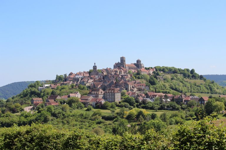 Ce village de l&rsquo;Yonne, classé parmi les plus beaux de France, est un havre de paix aux ruelles médiévales en automne