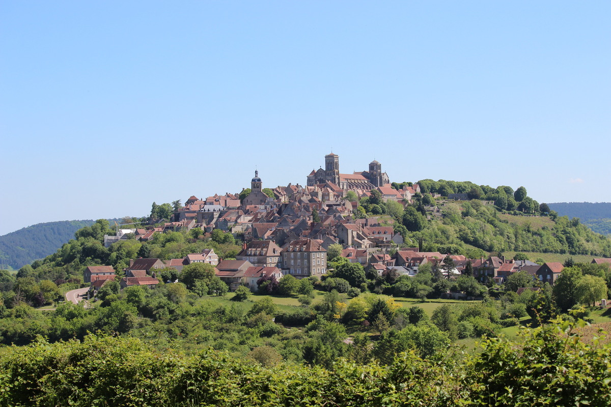 Ce village de l&rsquo;Yonne, classé parmi les plus beaux de France, est un havre de paix aux ruelles médiévales en automne