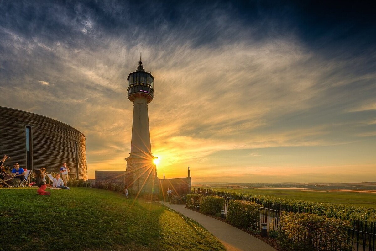 Ce village de la Marne abrite un phare en pleine terre, une curiosité architecturale au milieu des vignes de Champagne 