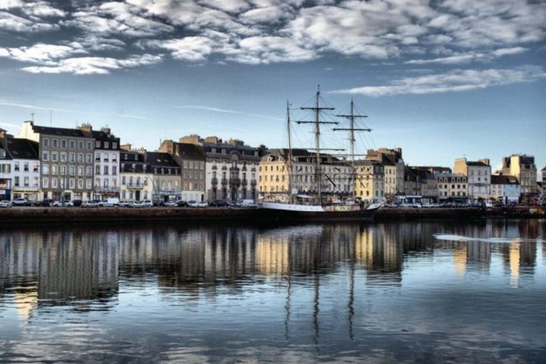 Oubliez Saint-Malo : ce port secret de la Manche abrite le plus vieux sous-marin nucléaire visitable au monde 
