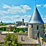 Ce village de l&rsquo;Aude est une cité médiévale parfaitement conservée, une plongée dans l&rsquo;histoire encore plus magique en automne 