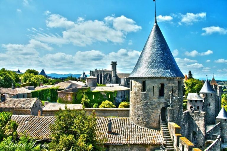 Ce village de l&rsquo;Aude est une cité médiévale parfaitement conservée, une plongée dans l&rsquo;histoire encore plus magique en automne 