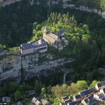 Ce village de l&rsquo;Aveyron est un « trou » de verdure spectaculaire au milieu du causse, une curiosité géologique unique 