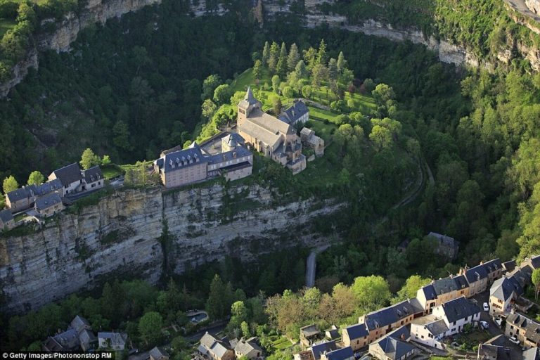 Ce village de l&rsquo;Aveyron est un « trou » de verdure spectaculaire au milieu du causse, une curiosité géologique unique 