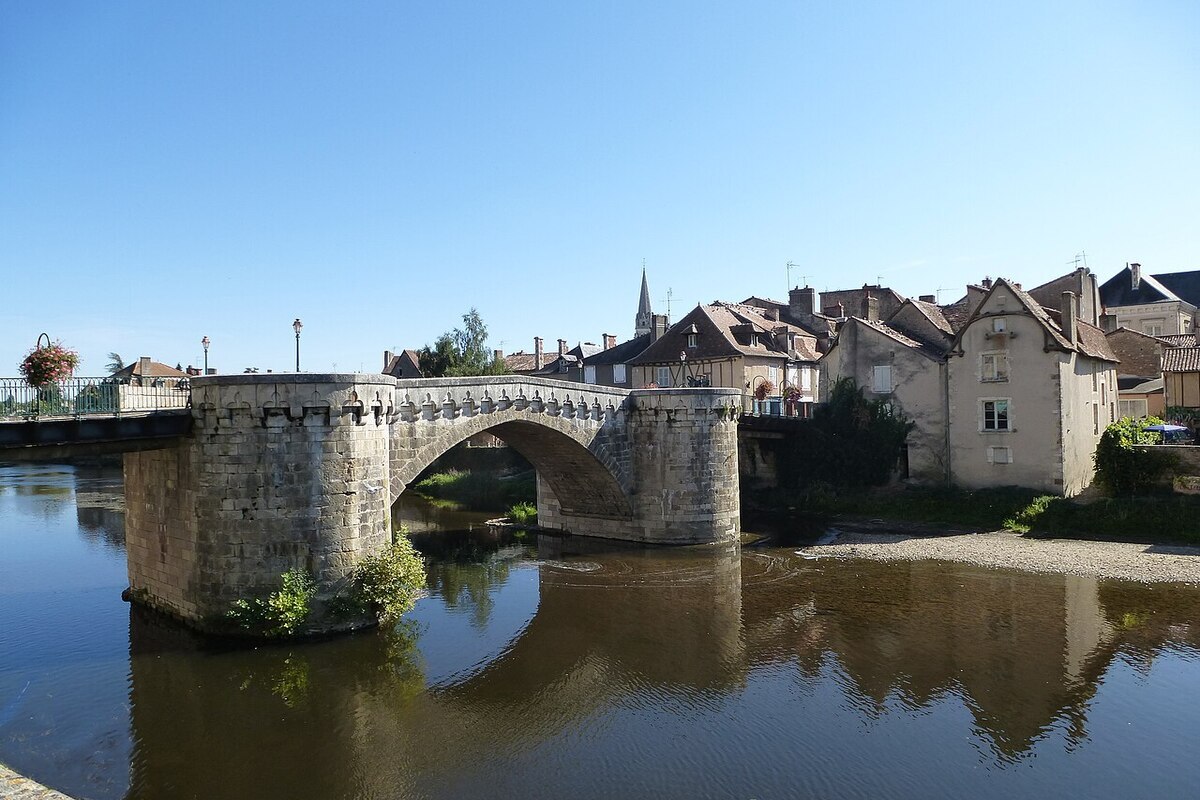 Pourquoi cette petite ville de la Vienne est-elle la capitale française du macaron, avec une recette qui date du XVIe siècle ? 