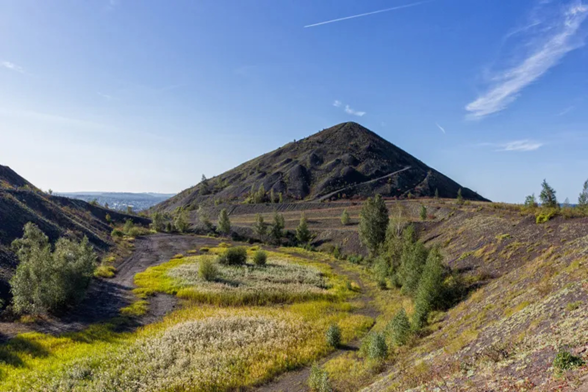 Non, ce n&rsquo;est pas un volcan, mais un terril du Nord-Pas-de-Calais, classé à l&rsquo;UNESCO, qui offre le plus beau panorama sur le bassin minier