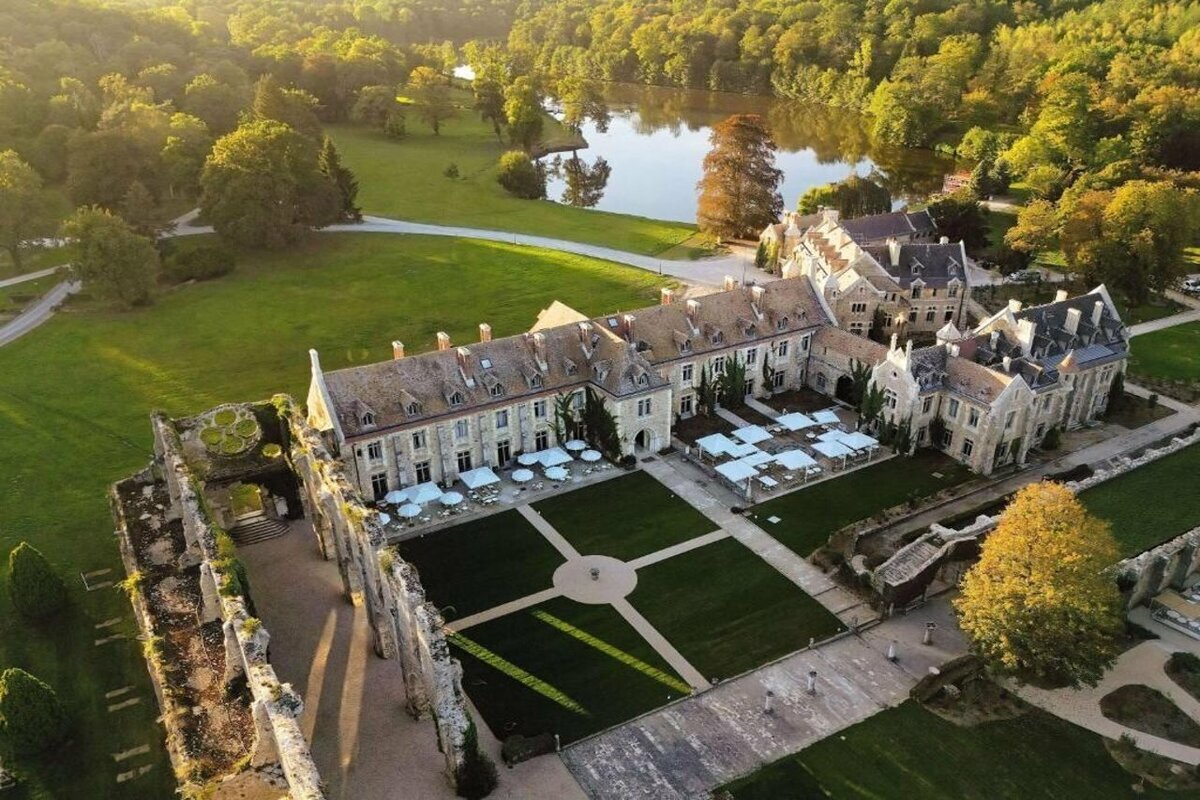 Cette abbaye en ruine au cœur d&rsquo;une forêt près de Paris est le lieu le plus romantique pour une promenade d&rsquo;automne