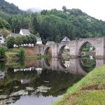 Ce village de l&rsquo;Aveyron possède un pont habité, l&rsquo;un des derniers de France, une curiosité architecturale à ne pas manquer