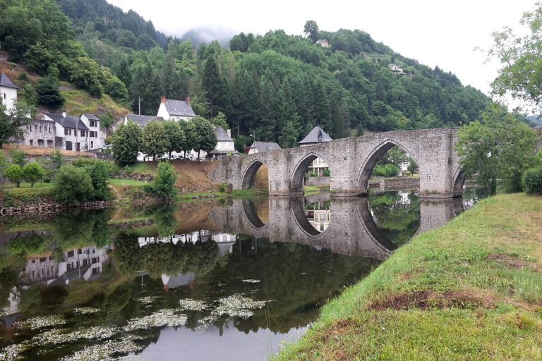 Ce village de l&rsquo;Aveyron possède un pont habité, l&rsquo;un des derniers de France, une curiosité architecturale à ne pas manquer