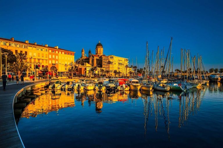 Oubliez Saint-Tropez : ce village du Var possède une plage où débarqua un général qui allait devenir l’empereur Napoléon