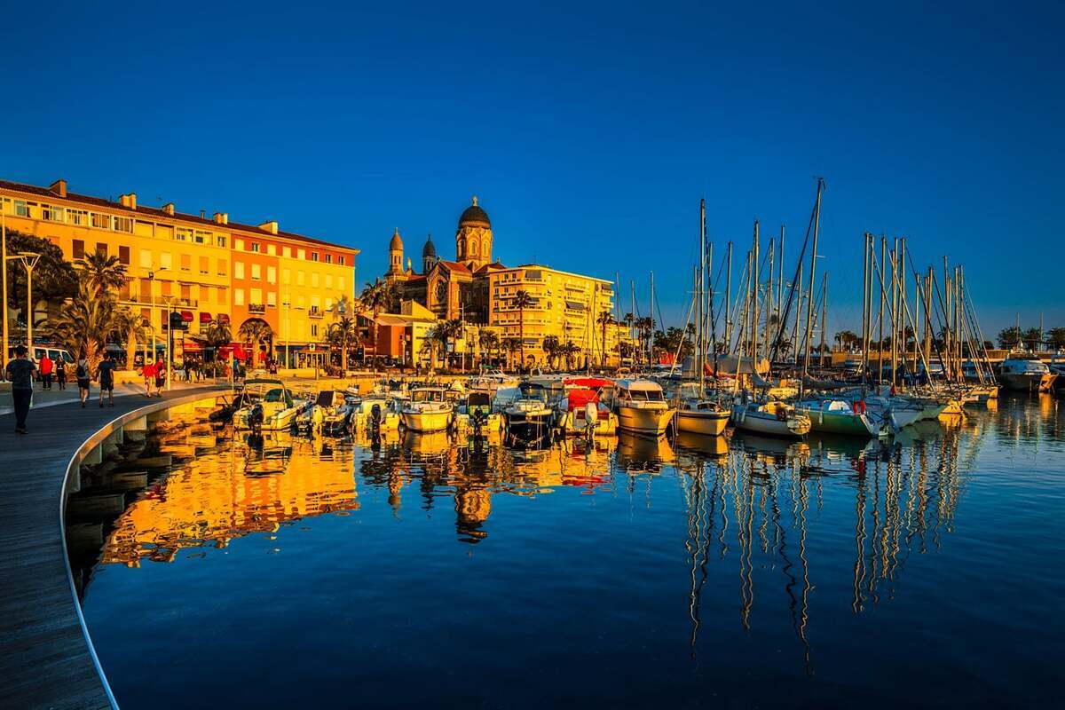 Oubliez Saint-Tropez : ce village du Var possède une plage où débarqua un général qui allait devenir l’empereur Napoléon