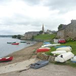 Ce village du Finistère abrite un cimetière de bateaux poétique et mélancolique, un lieu unique à visiter à marée basse