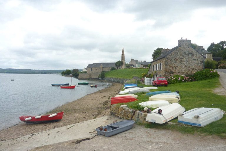Ce village du Finistère abrite un cimetière de bateaux poétique et mélancolique, un lieu unique à visiter à marée basse