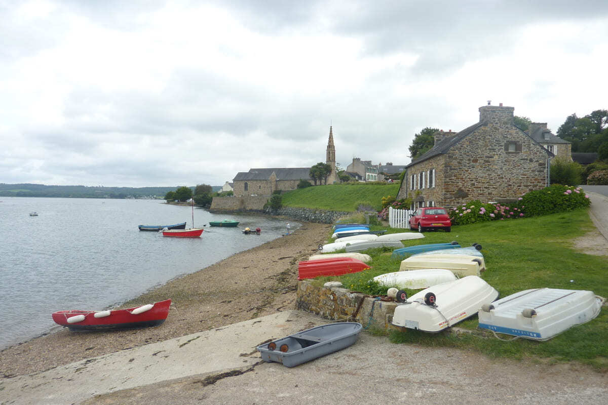Ce village du Finistère abrite un cimetière de bateaux poétique et mélancolique, un lieu unique à visiter à marée basse