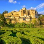 Ce village de la Drôme provençale, perché sur sa colline, est un véritable bijou à découvrir sous le soleil doux de l&rsquo;automne