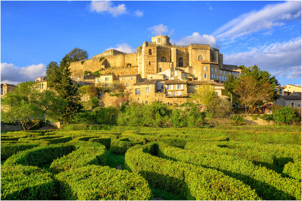 Ce village de la Drôme provençale, perché sur sa colline, est un véritable bijou à découvrir sous le soleil doux de l&rsquo;automne
