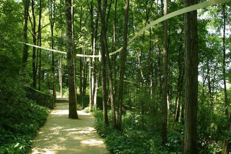 Ce village du Périgord est célèbre pour ses jardins extraordinaires, qui prennent des teintes magiques durant l&rsquo;automne 