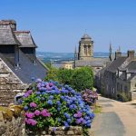 Ce village du Finistère est considéré comme le berceau de la crêpe, une escale gourmande et authentique à faire cet automne