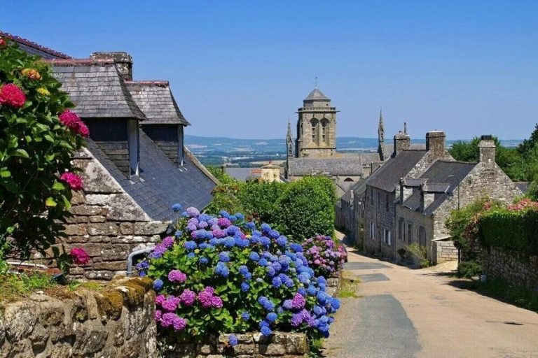 Ce village du Finistère est considéré comme le berceau de la crêpe, une escale gourmande et authentique à faire cet automne