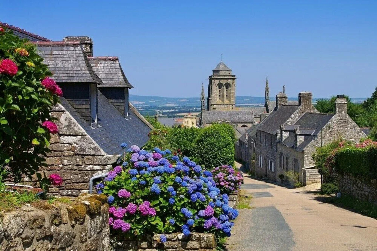 Ce village du Finistère est considéré comme le berceau de la crêpe, une escale gourmande et authentique à faire cet automne