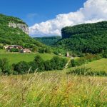 À 1h de Genève, cette reculée du Jura est un spectacle géologique grandiose, sublimé par les couleurs de l&rsquo;automne 