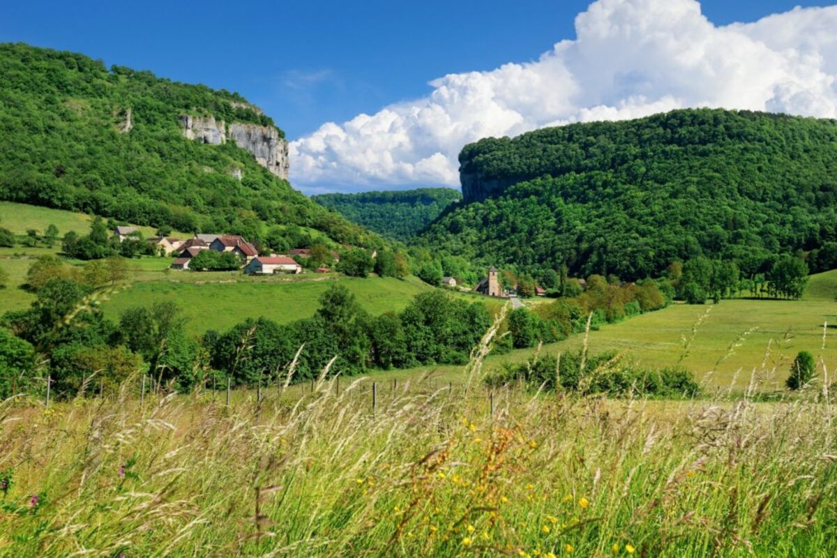 À 1h de Genève, cette reculée du Jura est un spectacle géologique grandiose, sublimé par les couleurs de l&rsquo;automne 