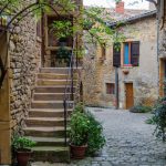 À seulement 1h de Lyon, la région des Pierres Dorées en Beaujolais est un paradis aux couleurs de l&rsquo;automne 2025