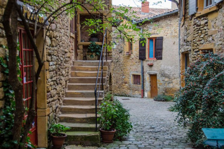 À seulement 1h de Lyon, la région des Pierres Dorées en Beaujolais est un paradis aux couleurs de l&rsquo;automne 2025