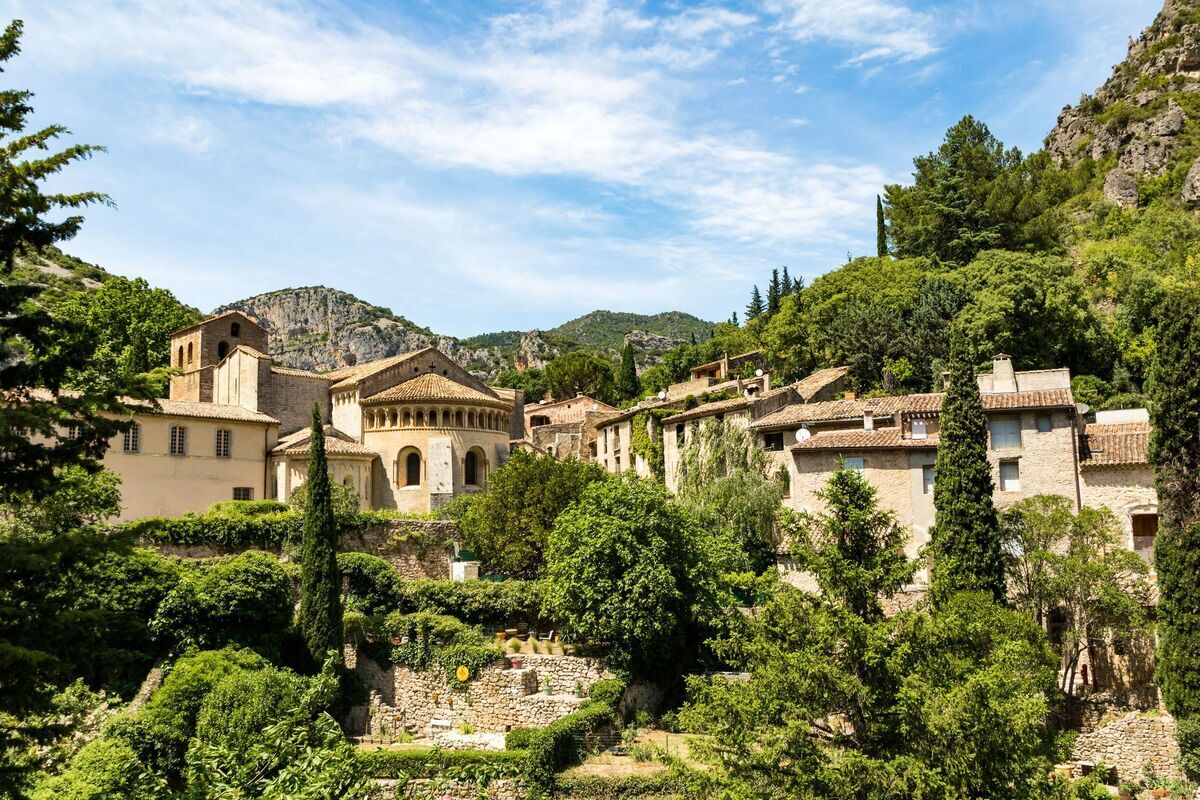À 1h de Montpellier, ce village médiéval au bord de l&rsquo;eau est une escapade de charme parfaite pour l&rsquo;automne 2025 