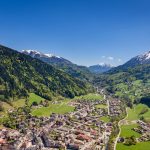Ce village de la Haute-Savoie est célèbre pour son reblochon, une dégustation incontournable après une randonnée d&rsquo;automne