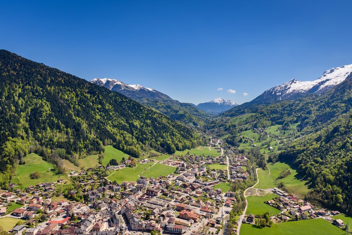 Ce village de la Haute-Savoie est célèbre pour son reblochon, une dégustation incontournable après une randonnée d&rsquo;automne