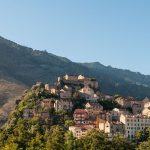 Ce village de la Haute-Corse est une ancienne capitale, un nid d&rsquo;aigle offrant une vue imprenable sur l&rsquo;île, magique en automne 