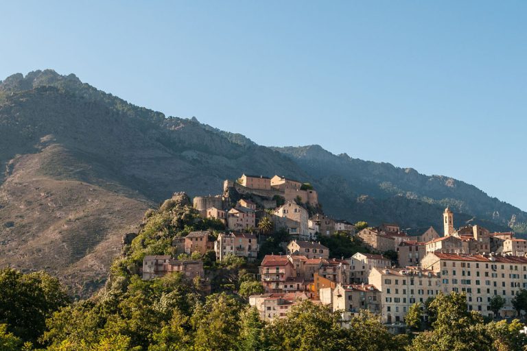 Ce village de la Haute-Corse est une ancienne capitale, un nid d&rsquo;aigle offrant une vue imprenable sur l&rsquo;île, magique en automne 