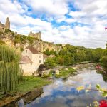 Ce village de la Vienne, avec son abbaye et ses ruelles médiévales, est un trésor méconnu, parfait pour une visite d&rsquo;automne 