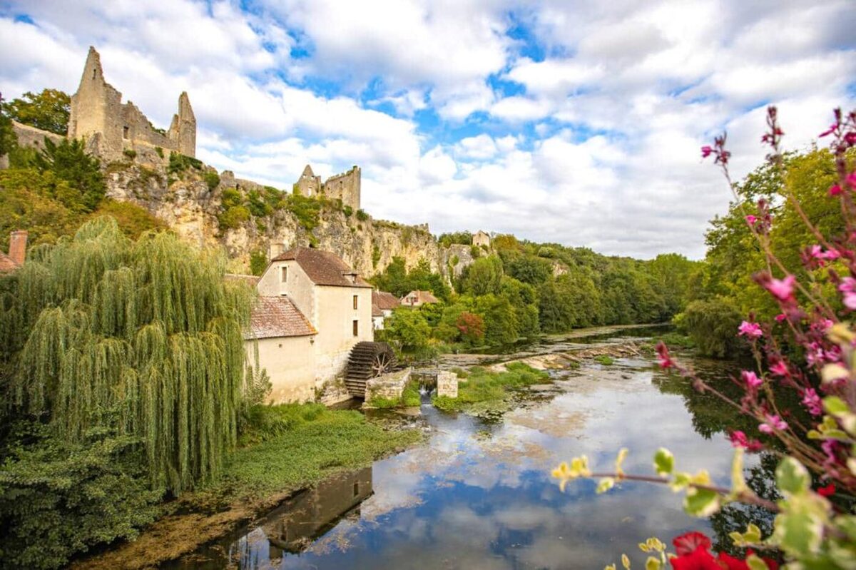 Ce village de la Vienne, avec son abbaye et ses ruelles médiévales, est un trésor méconnu, parfait pour une visite d&rsquo;automne 